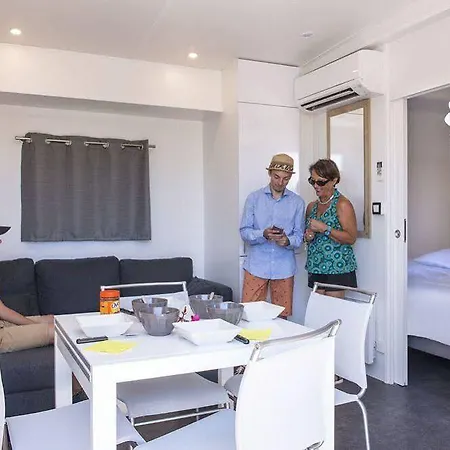 Les Muriers Отель