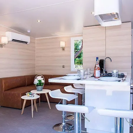 Отель Les Muriers Вандр